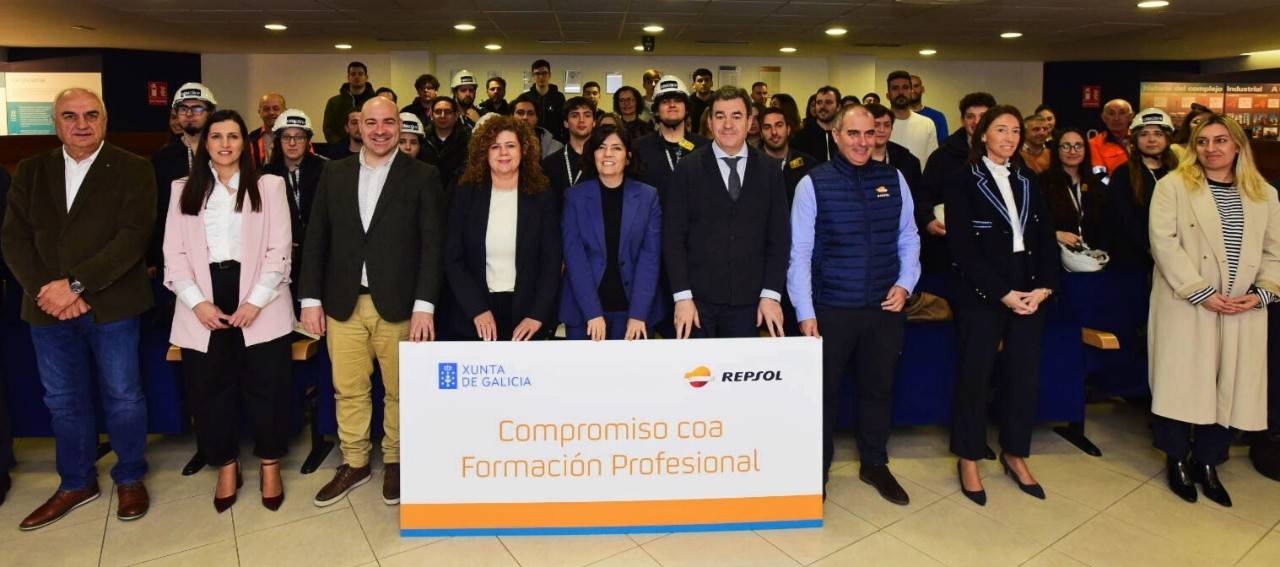 Los representantes de la firma del convenio entre Repsol y la Xunta.