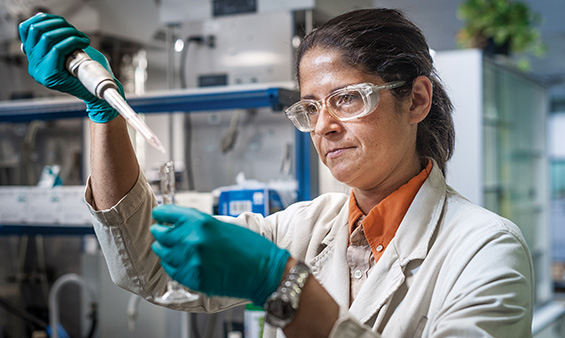 Unha cient&iacute;fica nun laboratorio