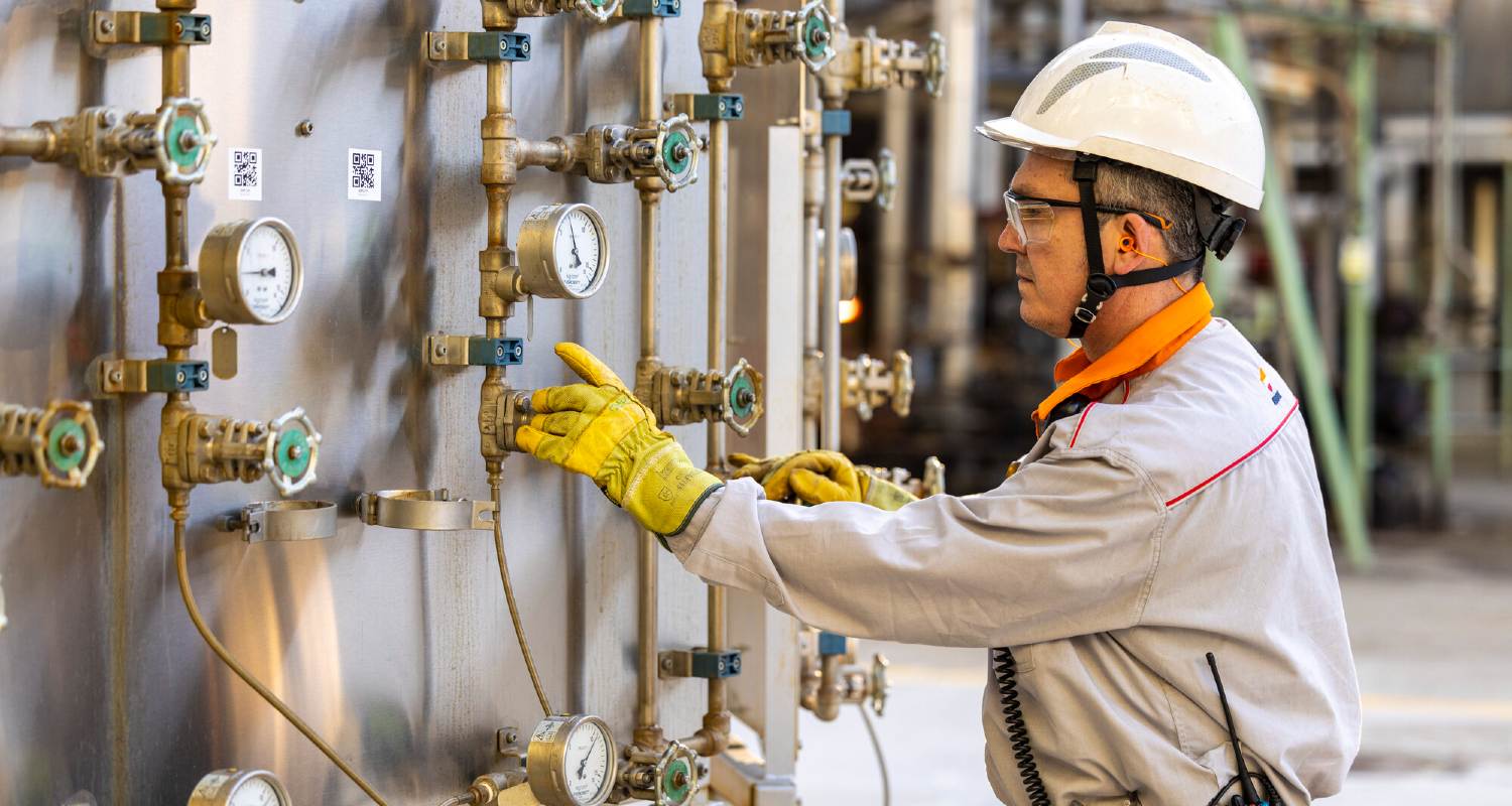 Un operario revisando la presión en el Complejo Industrial de A Coruña