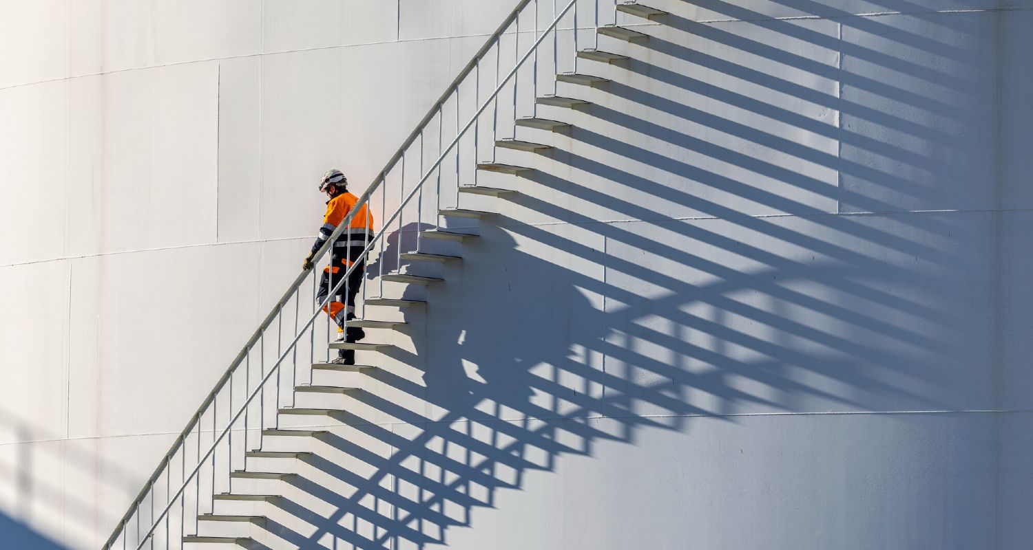 Operario en las escaleras de un tanque de la refinería de A Coruña.