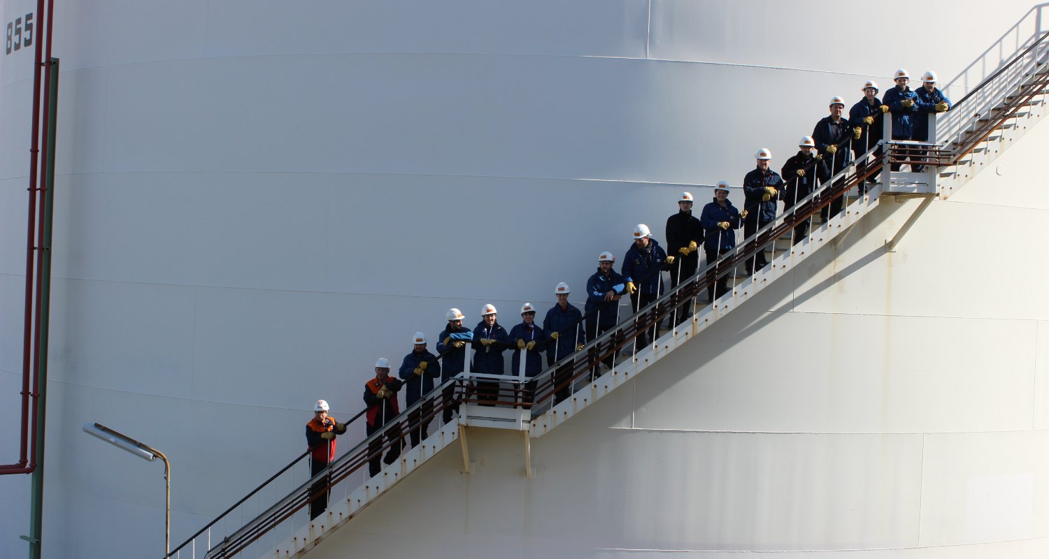 Operarios en la escalera de un tanque del Complejo Industrial de A Coruña