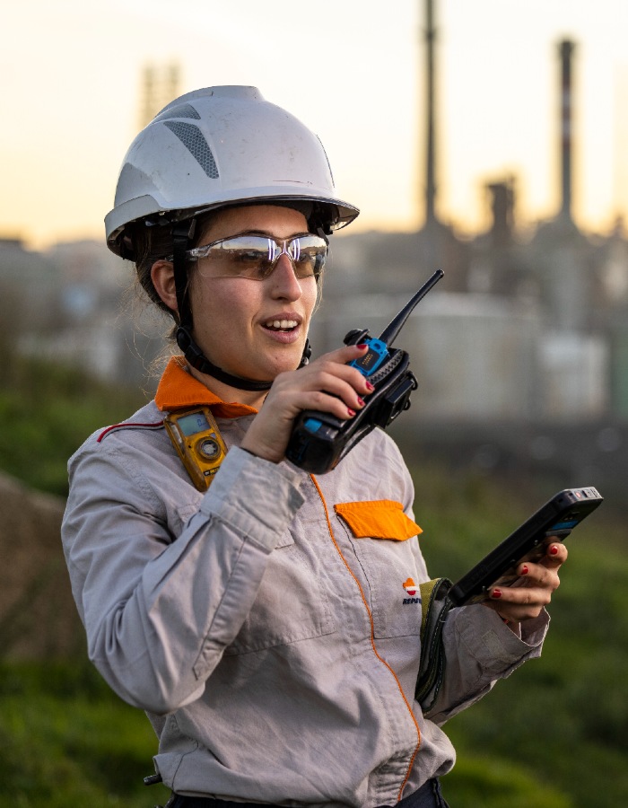 Operaria con un walkie