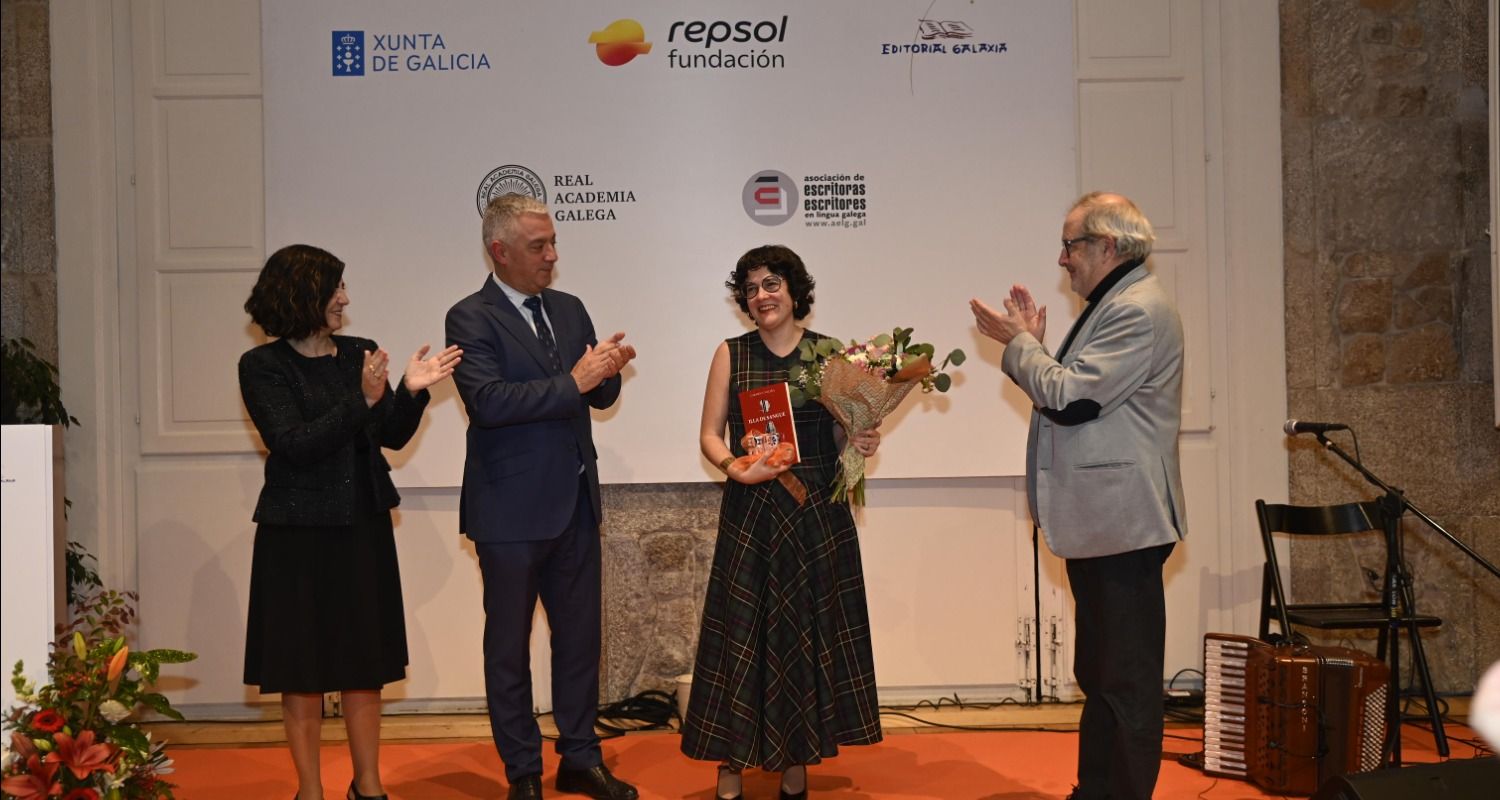 Carmen V. Valiña recibiendo el Premio 2025