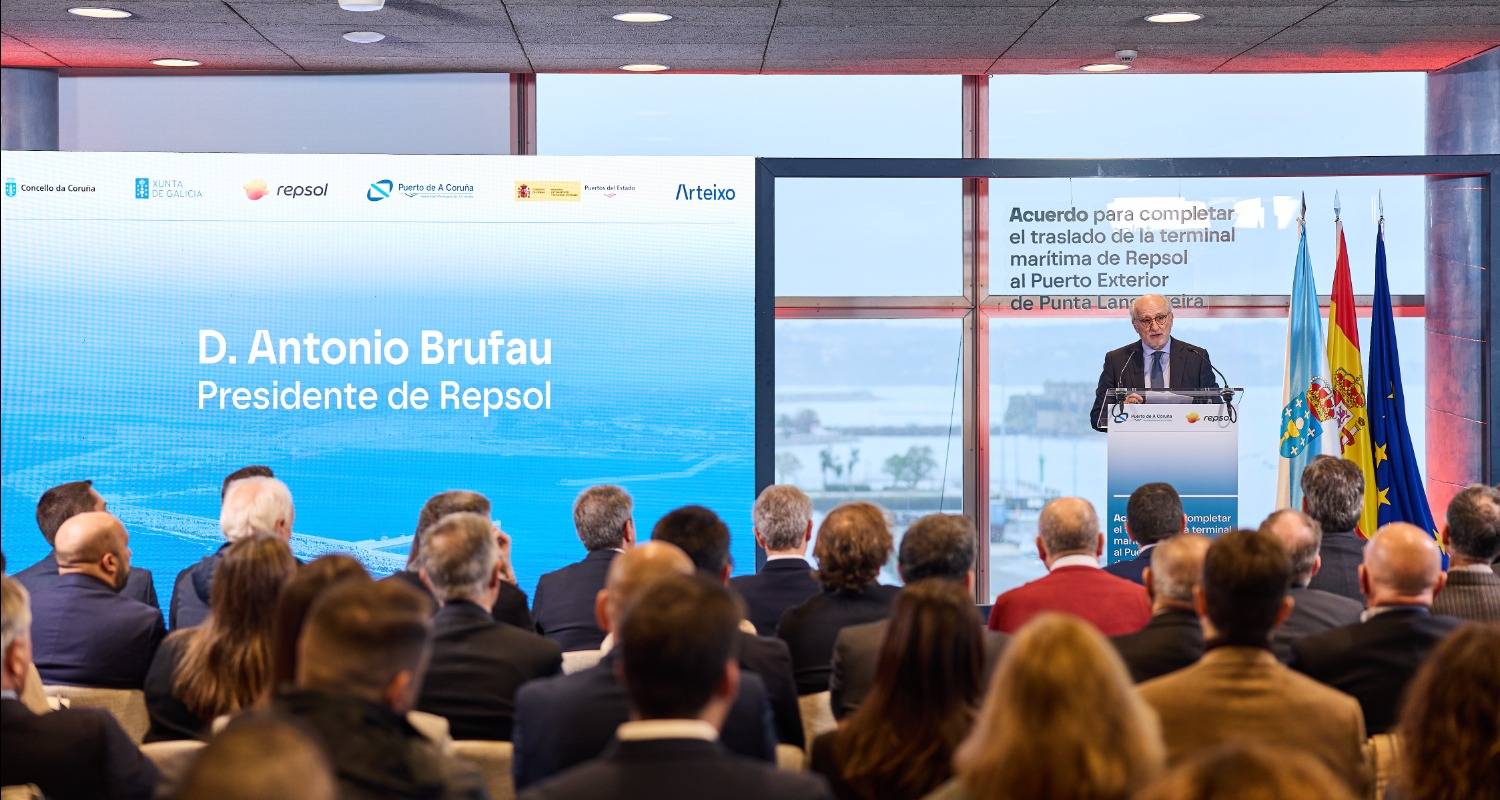 Brufau dando un discurso