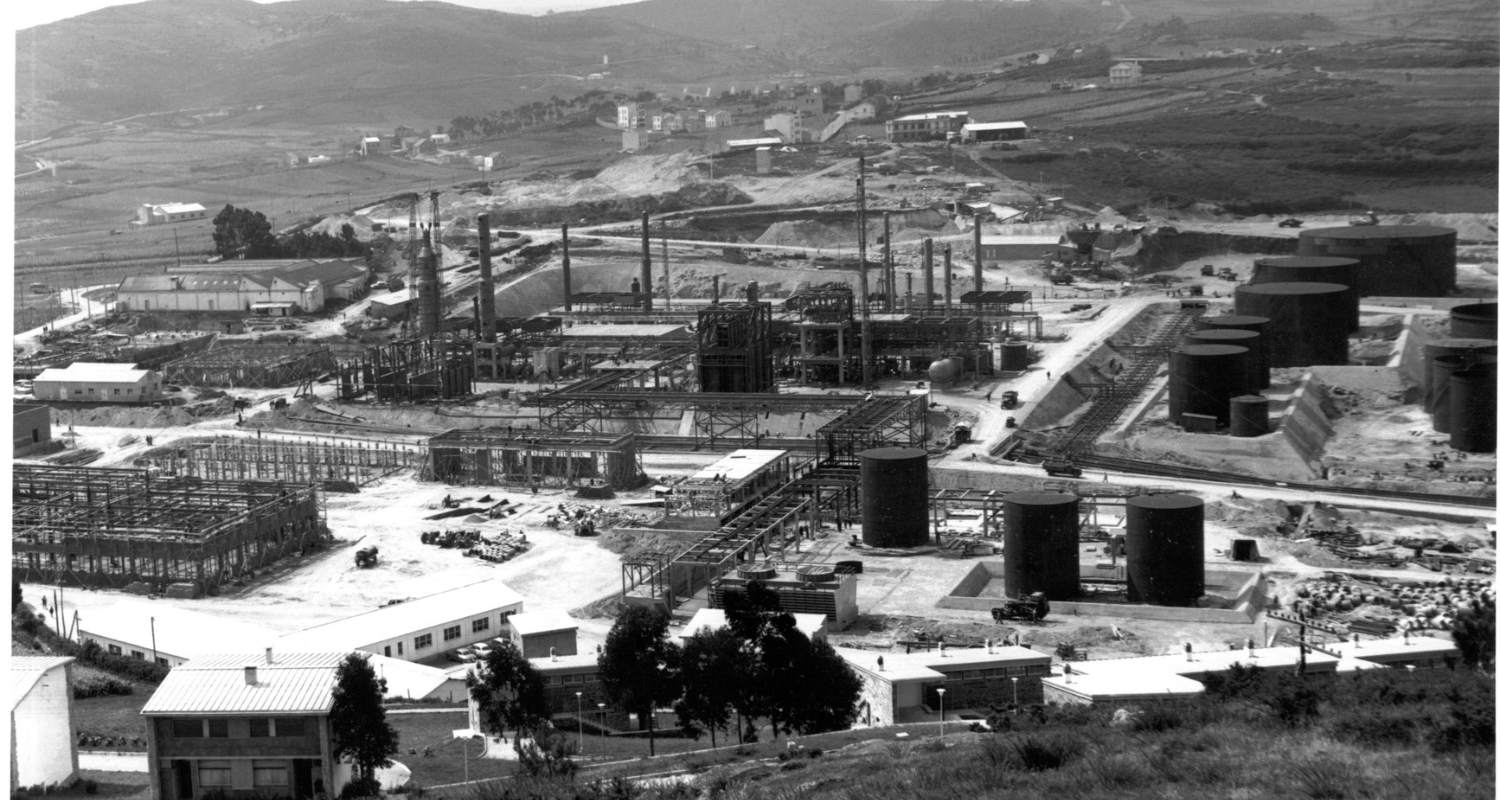 Imagen antigua de la refinería