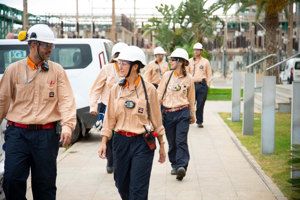 Trabajadores caminando por las instalaciones del complejo