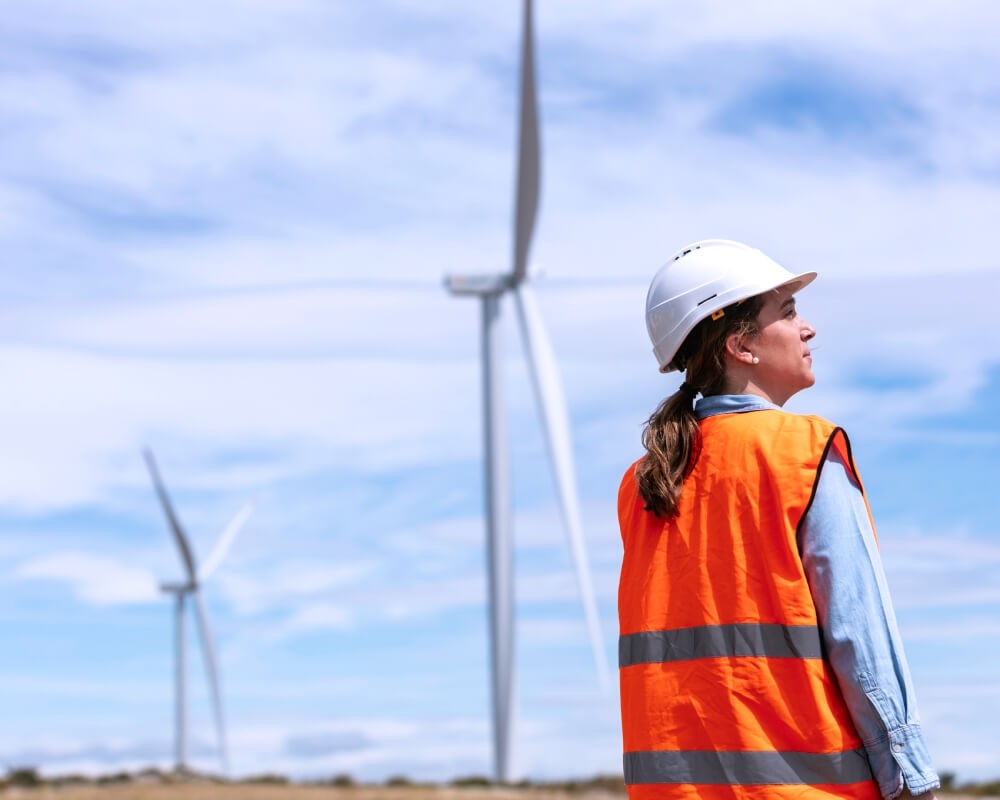 Empleada rodeada de aerogeneradores